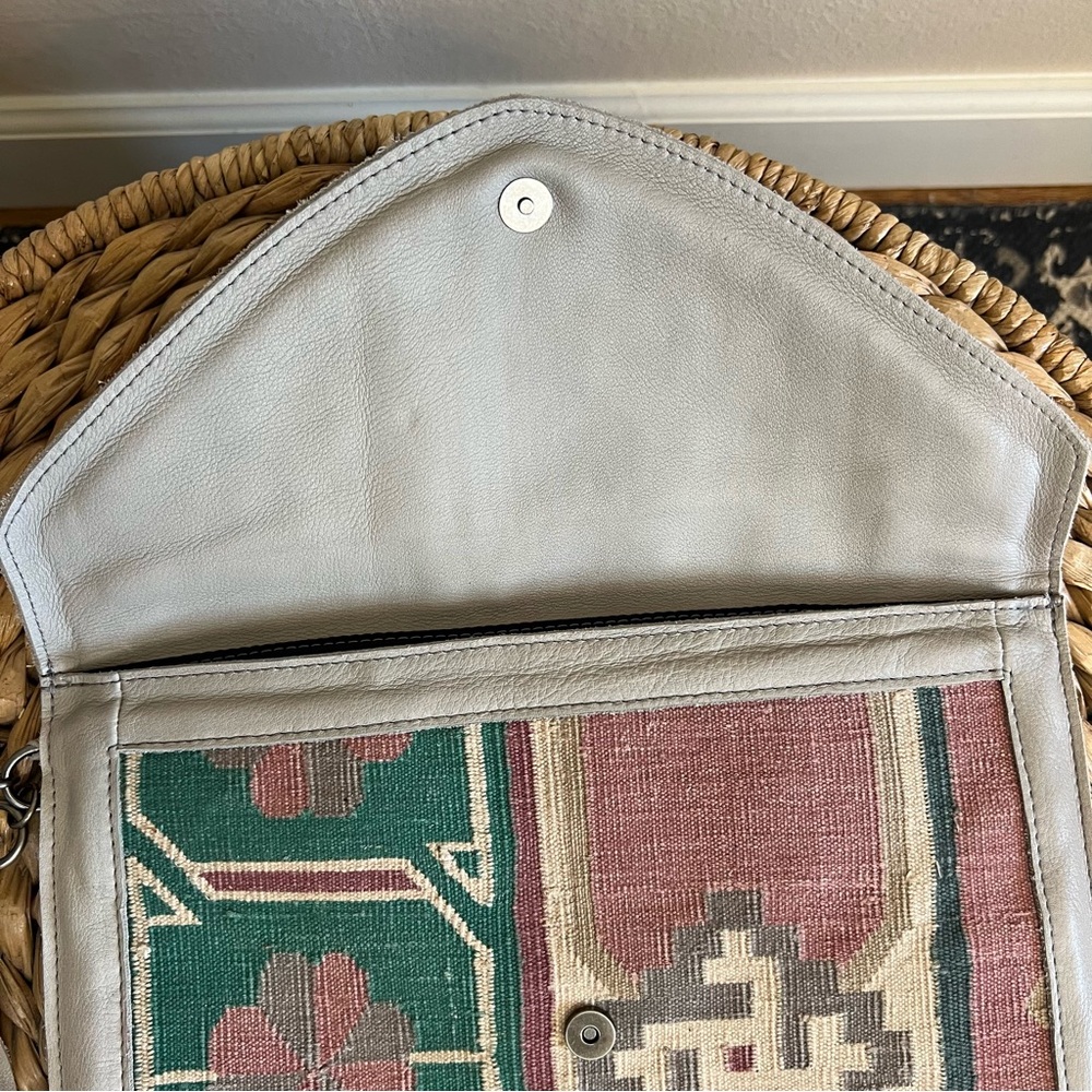 Tylie Malibu Clutch - Picture 9 of 15
